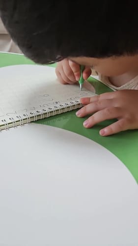 Offrez à votre enfant une longueur d’avance : l’écriture, premier pas vers la réussite (1 cahier acheter 3 cahiers offertes).